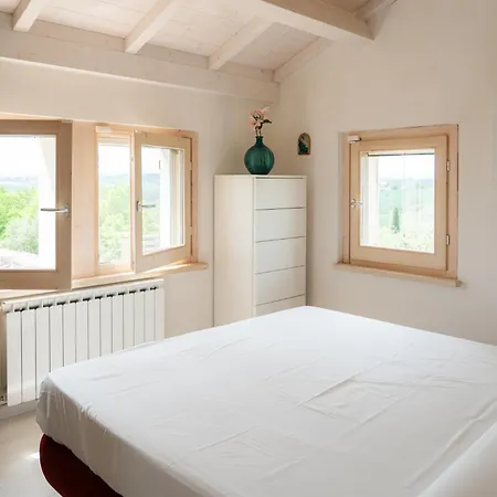 Colle, Piscina E Relax Immersa Nelle Colline