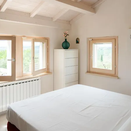 Colle, Piscina E Relax Immersa Nelle Colline